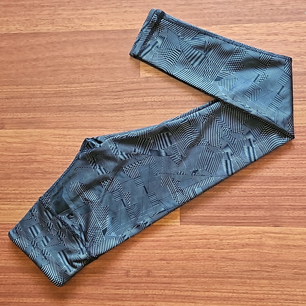 NOLI Yoga Low-Rise Leggings Black & Grey Geometric Abstract Design, XS- EUC